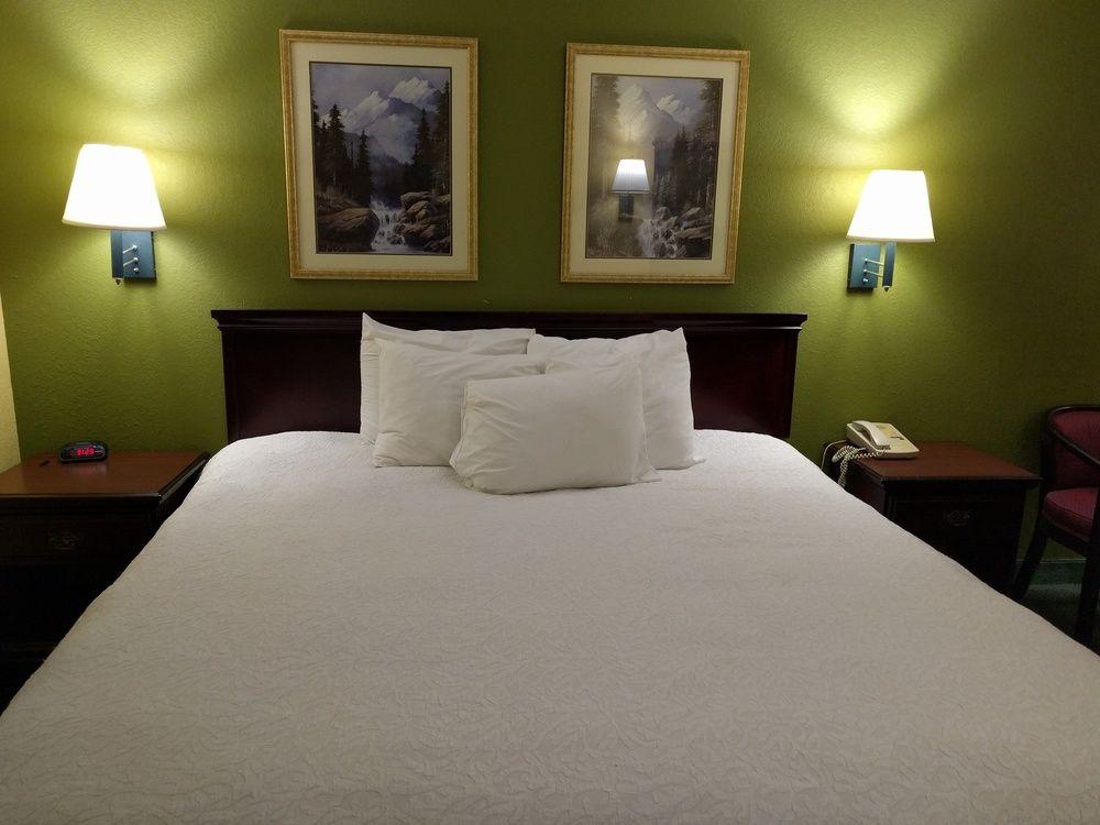 Days Inn By Wyndham Nashville Saint Thomas West Hospital Bagian luar foto