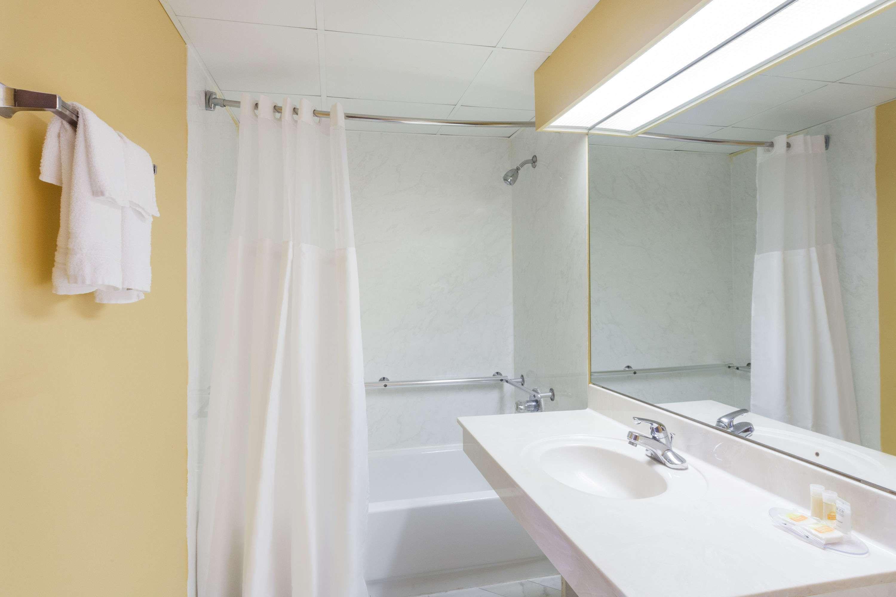Days Inn By Wyndham Nashville Saint Thomas West Hospital Bagian luar foto