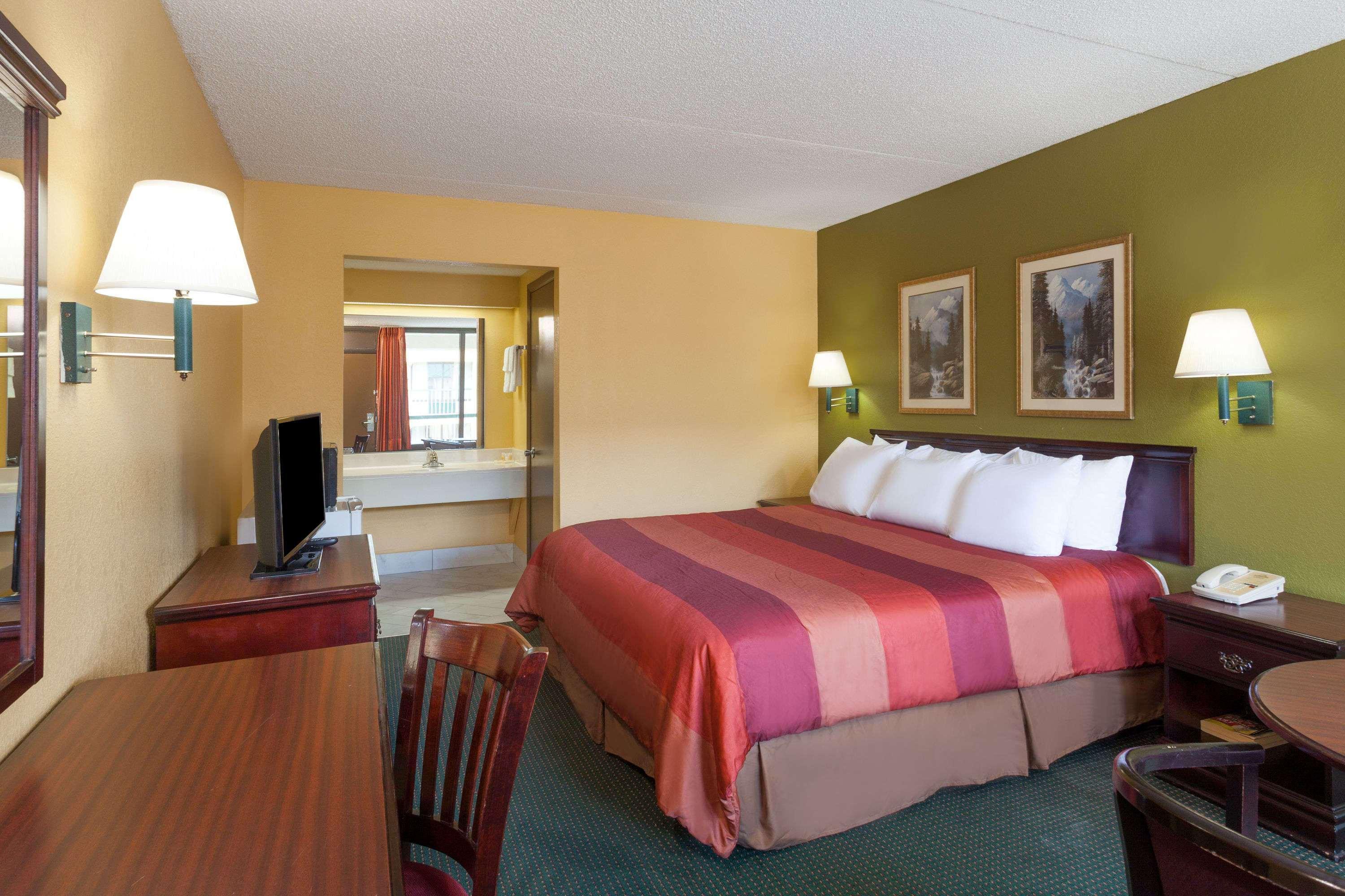 Days Inn By Wyndham Nashville Saint Thomas West Hospital Bagian luar foto
