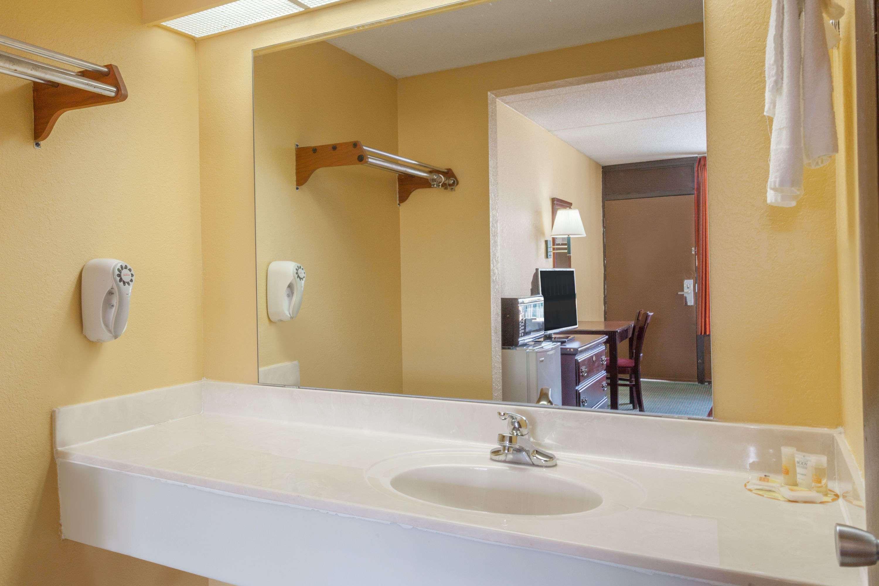 Days Inn By Wyndham Nashville Saint Thomas West Hospital Bagian luar foto