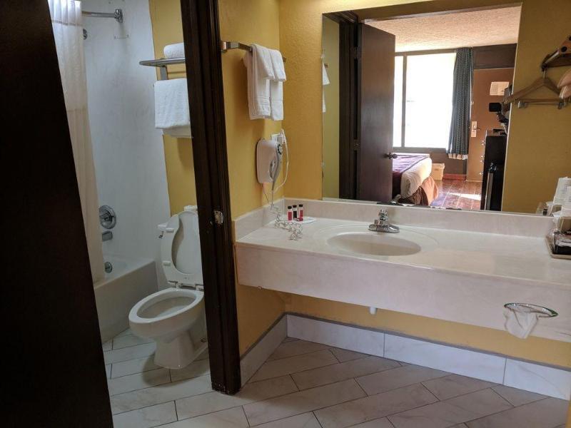 Days Inn By Wyndham Nashville Saint Thomas West Hospital Bagian luar foto